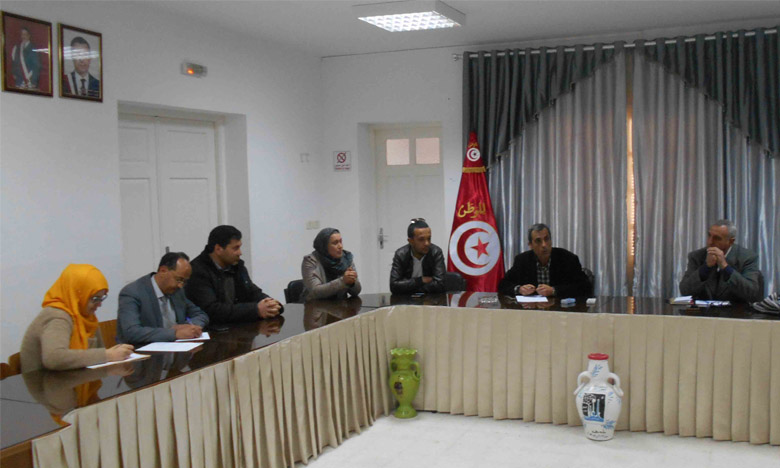  في إطار تأسيس لعمل مشترك بين مختلف البلديات المجاورة، التأمت بقصر بلدية لمطة يوم الإربعاء الموافق لتاريخ 2019/02/13 , إجتماع ضم كل من السادة رؤساء بلديات لمطة ، قصر هلال ، صيادة و بوحجر للنظر في المشاريع المتداخلة بينهم، و قد خص هذا اللقاء للتحاور في المواضيع التالية : * تهيئة واد الربيعي ، * مقترح لتهيئة طريق نبهانة، * إستكمال الطريق الشاطئية بين لمطة و صيادة، علما و أن هذه الجلسة هي عبارة عن نواة لعمل مشترك ومتجانس بين البلديات المجاورة و ذلك لتذليل الصعوبات و تحقيق أهداف الجهة ، مع الإشارة أن هذه الجلسات ستتواصل بصفة دورية وتوسيعها لتضم بلديات أخرى على غرار بلدية قصيبة المديوني, المكنين و بنان - بوضر.